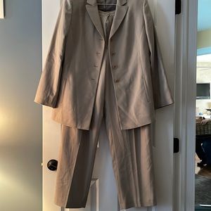 Le Suit. Tan pant suit size 14